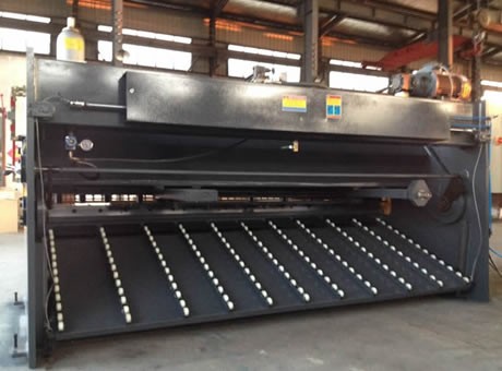 QC12Y-6X3200液壓擺式氣動托料剪板機